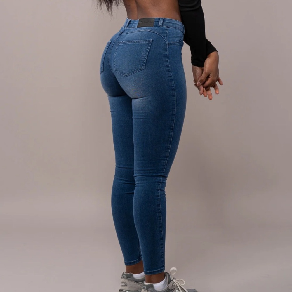 FITJEANS - Contour V2 Mid Waisted, Azure Blue